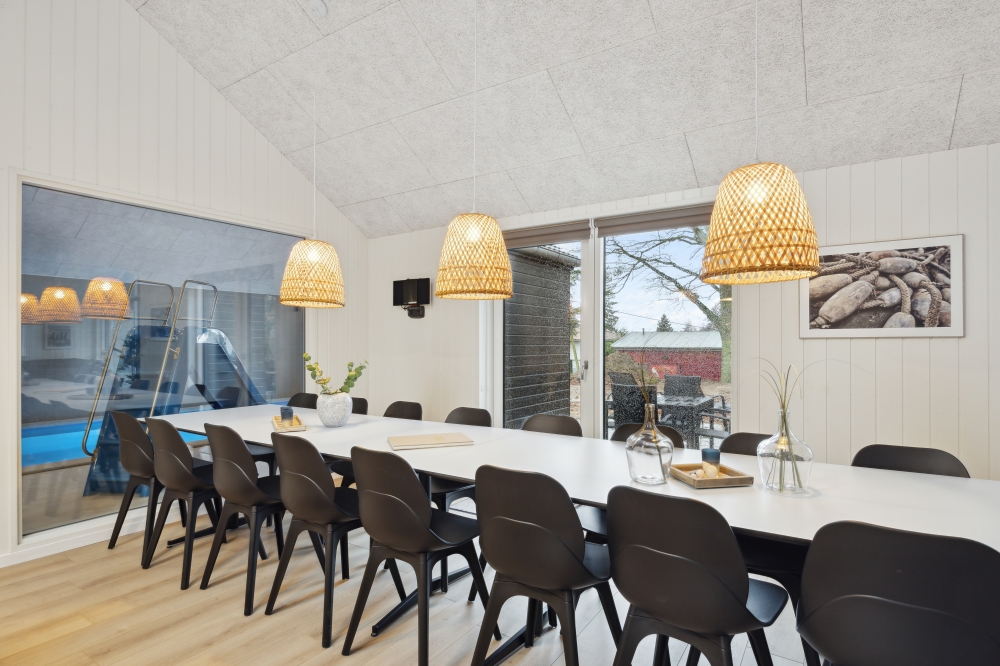 Der große, lichtdurchflutete Aufenthaltsraum im Luxusferienhaus Nr. 752 für 18.