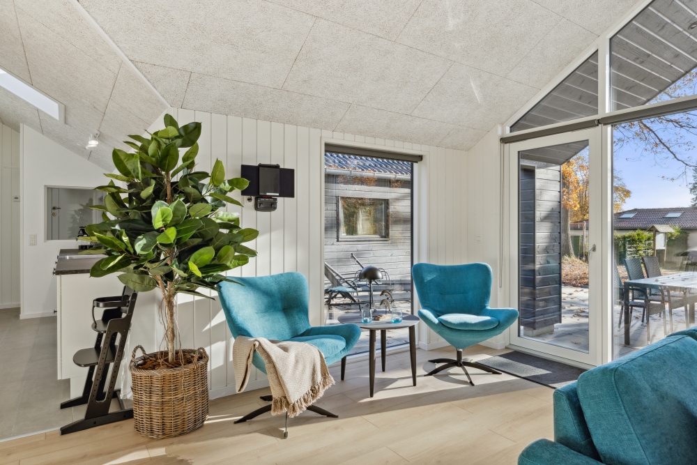 Die Couch im Luxusferienhaus Nr. 753 in Deutschland lädt zu Gesellschaftsspielen oder zu Kinoabenden ein.