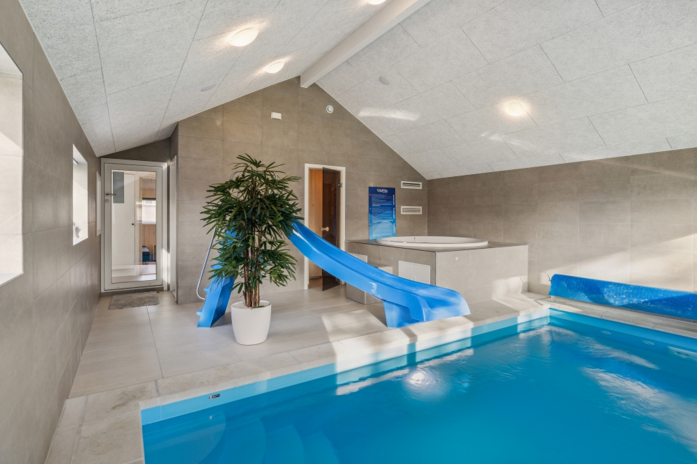 Das Ferienhaus 754 hat einen schicken Poolbereich mit Wasserrutsche, einem geräumigen, eingelassenen Whirlpool und einer Sauna.