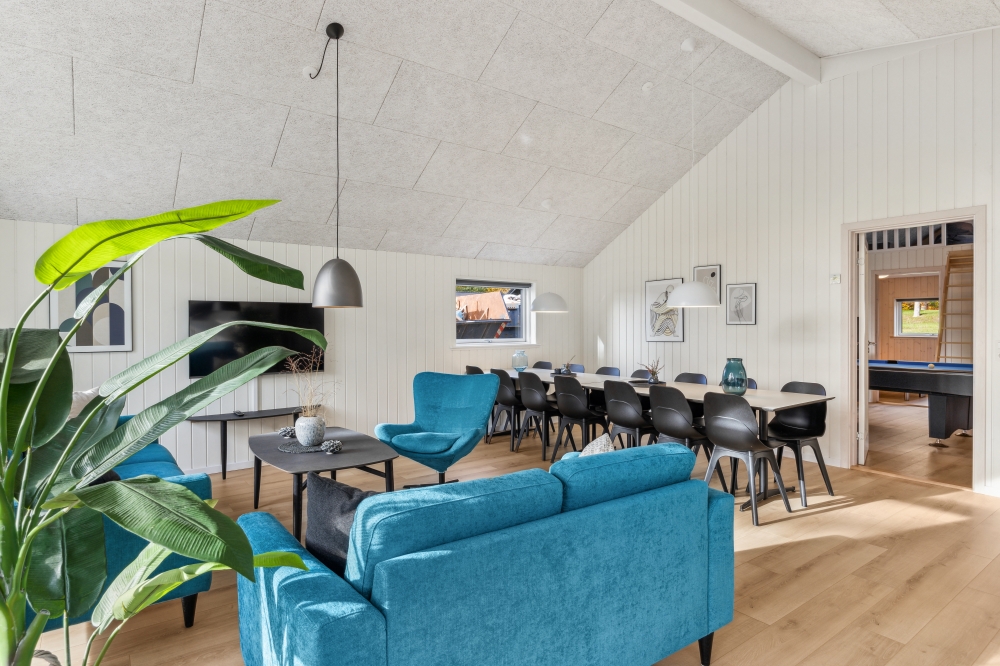 Die Couch im Luxusferienhaus Nr. 754 in Deutschland lädt zu Gesellschaftsspielen oder zu Kinoabenden ein.