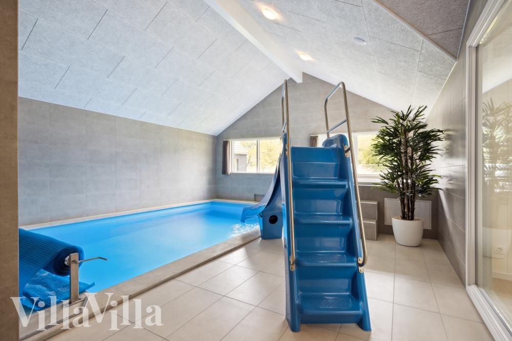 Das Ferienhaus 756 hat einen schicken Poolbereich mit Wasserrutsche, einem geräumigen, eingelassenen Whirlpool und einer Sauna.