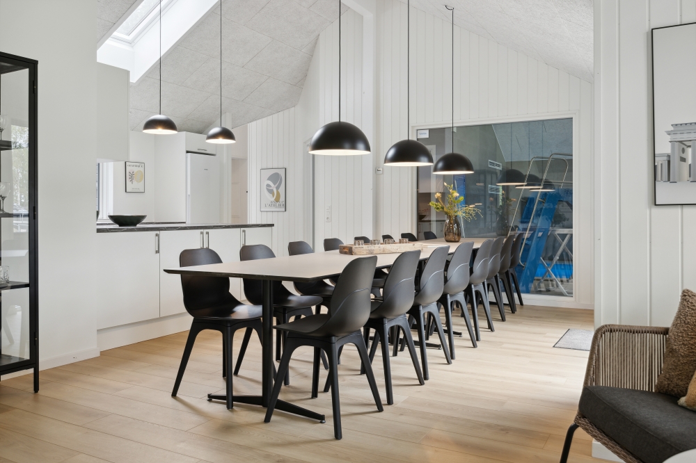 Der große, lichtdurchflutete Aufenthaltsraum im Luxusferienhaus Nr. 757 für 16.