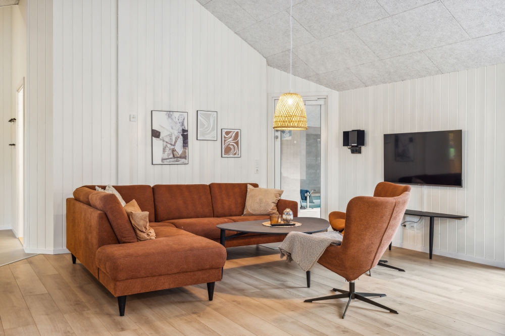 Die Couch im Luxusferienhaus Nr. 758 in Deutschland lädt zu Gesellschaftsspielen oder zu Kinoabenden ein.
