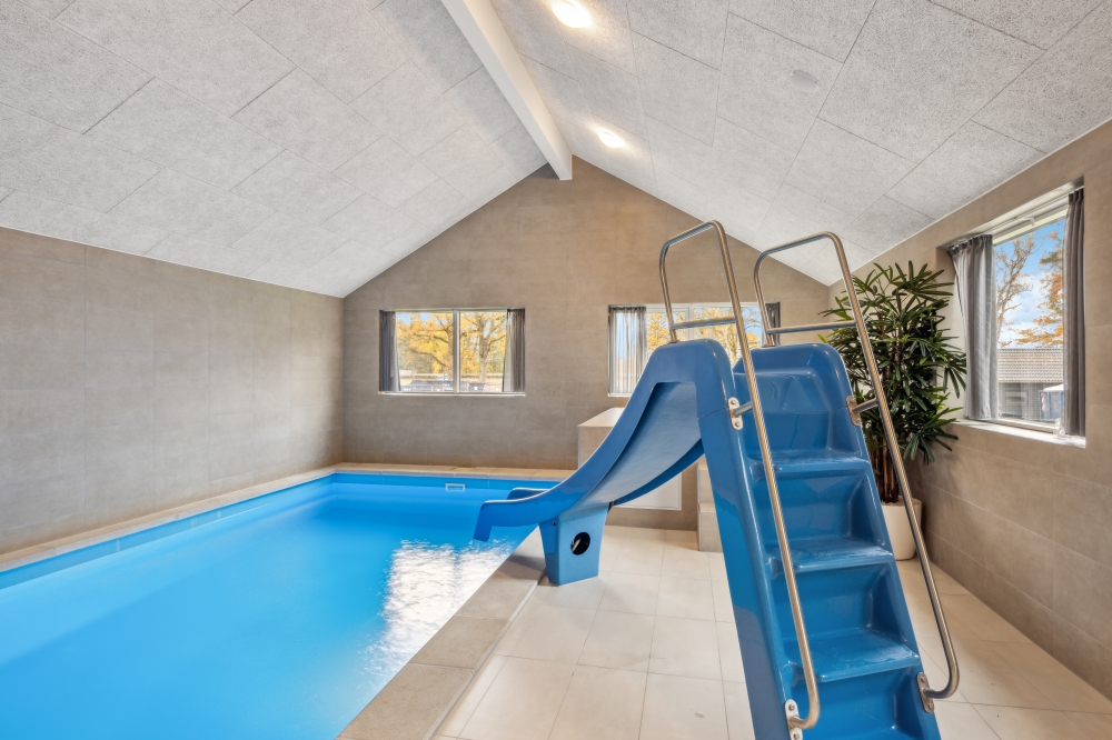 Das Ferienhaus 758 hat einen schicken Poolbereich mit Wasserrutsche, einem geräumigen, eingelassenen Whirlpool und einer Sauna.