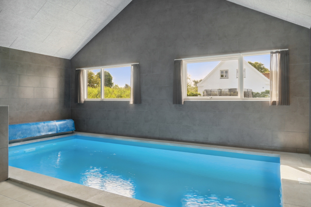 Das Ferienhaus 588 hat einen schicken Poolbereich mit Wasserrutsche, einem geräumigen, eingelassenen Whirlpool und einer Sauna.