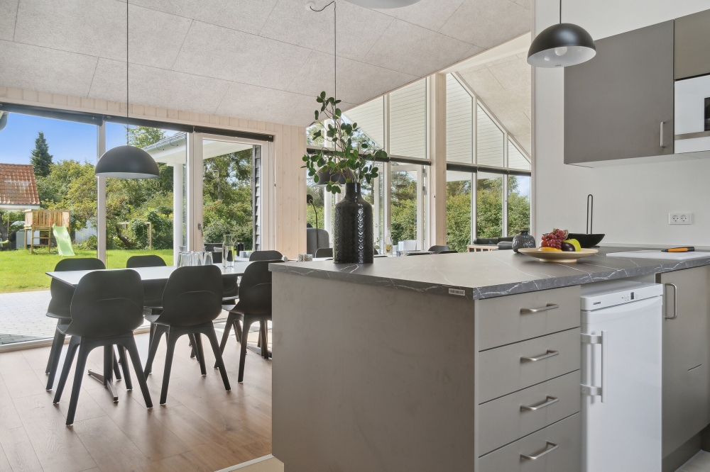 Die Küche in dem Luxusferienhaus Nr. 588 ist so gut ausgestattet, dass man problemlos Mahlzeiten für 14 Personen zubereiten kann.