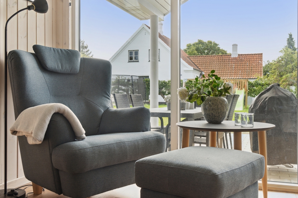 Die Couch im Luxusferienhaus Nr. 588 in Lolland/Falster/Mön lädt zu Gesellschaftsspielen oder zu Kinoabenden ein.