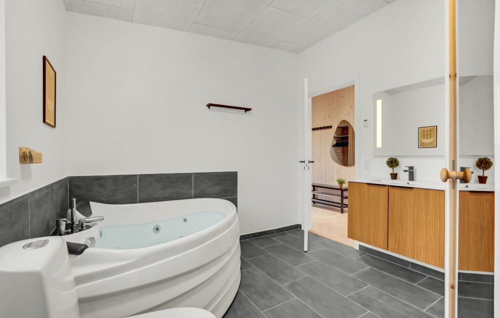 Eines der Badezimmer im Luxusferienhaus Nr. 603