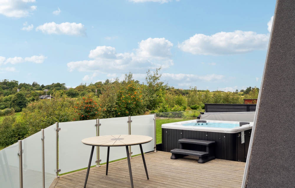 Genießen Sie den warmen Whirlpool im Luxusferienhaus Nr. 603 in Limfjord