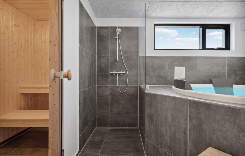 Genießen Sie den warmen Whirlpool im Luxusferienhaus Nr. 604 in Ostjütland