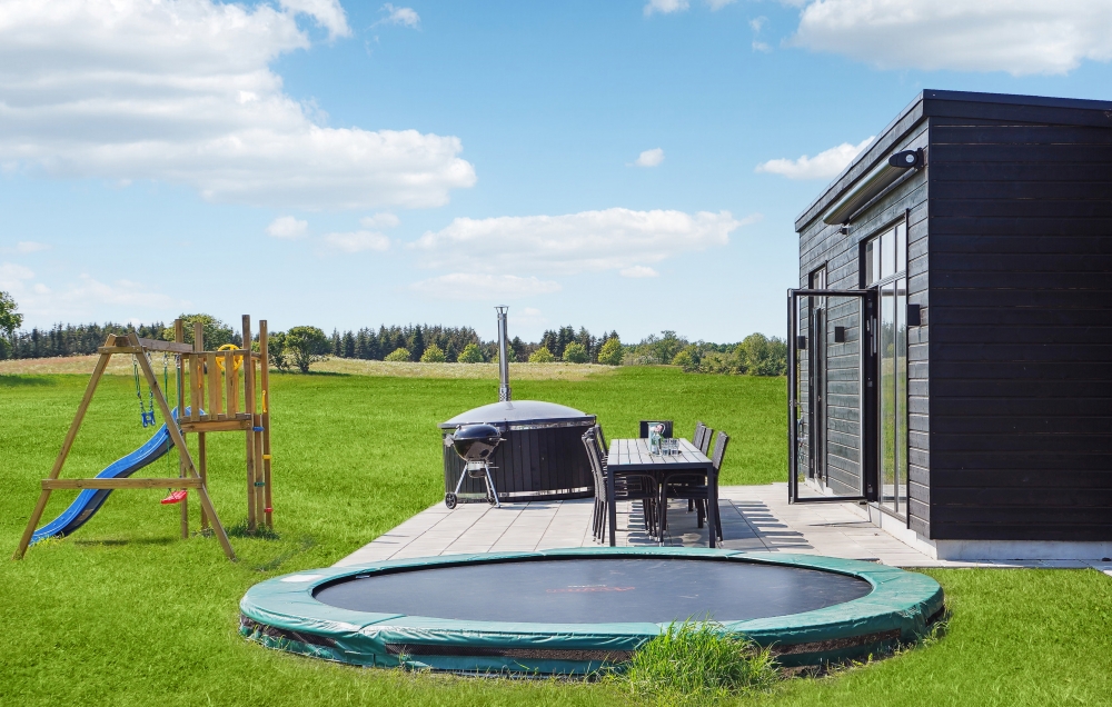 Zu dem attraktiven Ferienhaus Nr. 604 in Ostjütland gehört auch ein tolles Angebot im Außenbereich, z. B. Spieleturm und Schaukeln