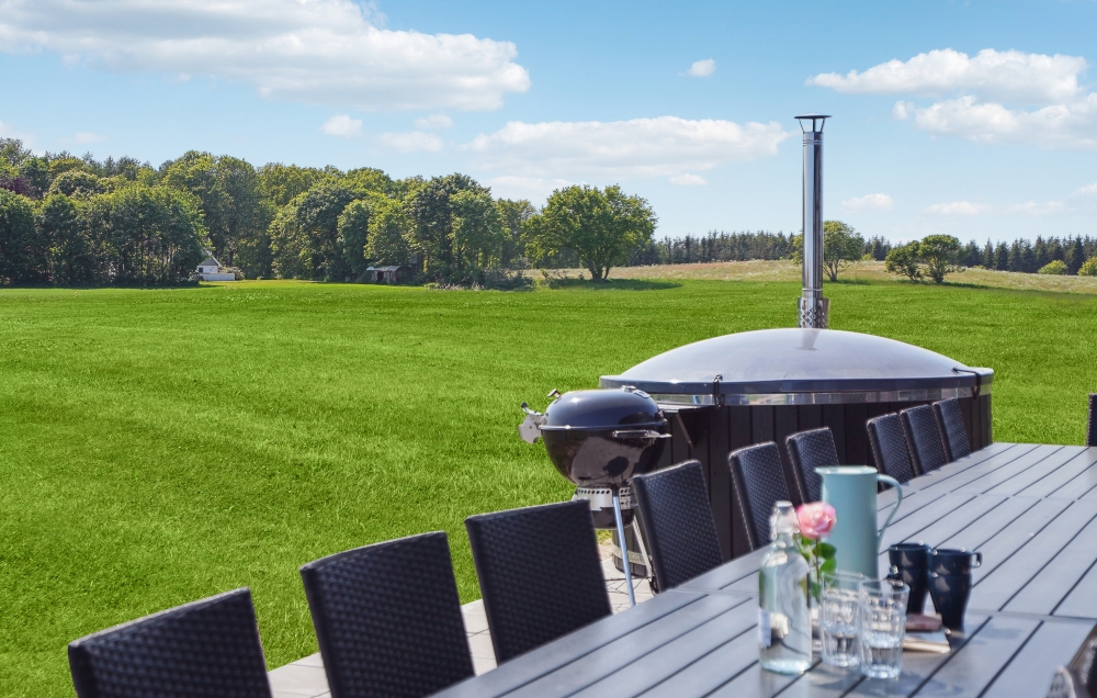 Genießen Sie einen Grillabend auf der Terrasse des Luxusferienhauses Nr. 604 in Ostjütland