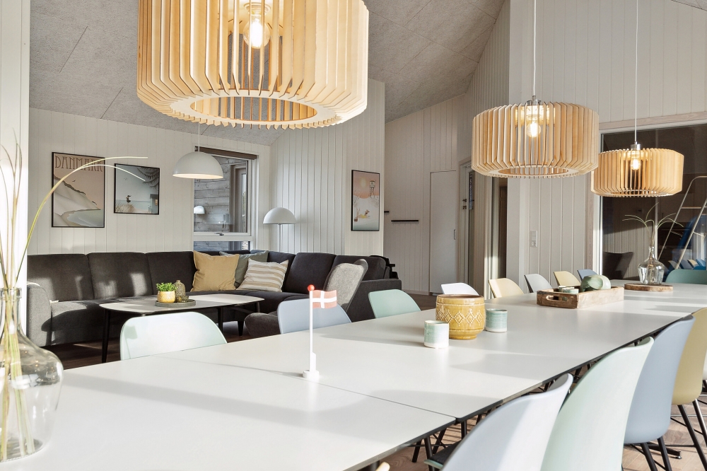 Der große, lichtdurchflutete Aufenthaltsraum im Luxusferienhaus Nr. 605 für 24.