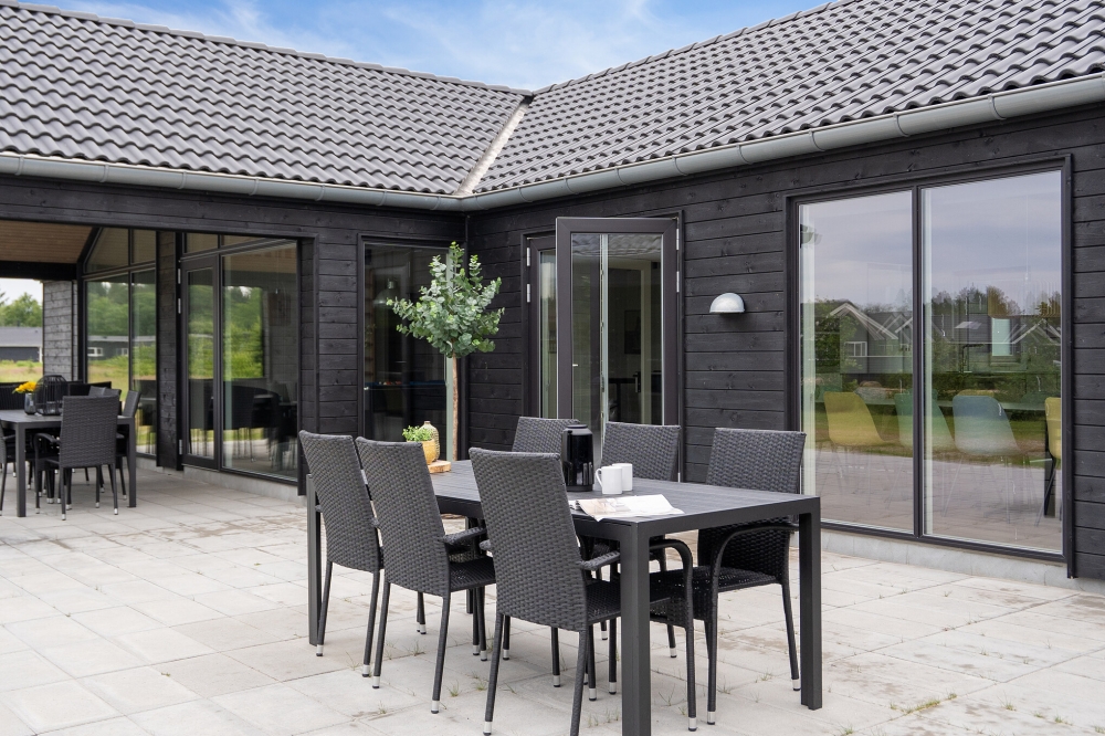 Das Luxusferienhaus Nr. 605 hat eine tolle Terrasse, die mit hochwertigen Gartenmöbeln für 24 Personen ausgestattet ist.