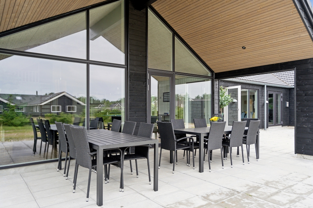 Genießen Sie einen Grillabend auf der Terrasse des Luxusferienhauses Nr. 605 in Westjütland