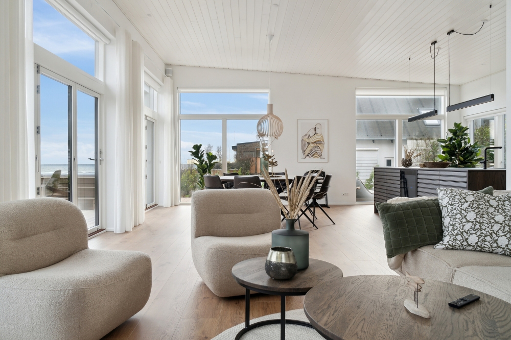 Die Couch im Luxusferienhaus Nr. 606 in Ostjütland lädt zu Gesellschaftsspielen oder zu Kinoabenden ein.