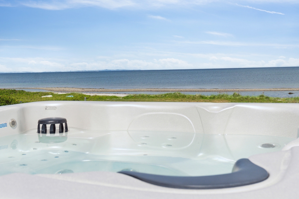 Genießen Sie den warmen Whirlpool im Luxusferienhaus Nr. 606 in Ostjütland