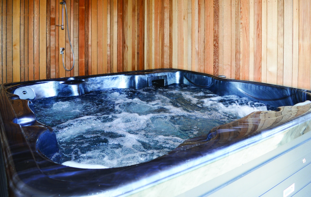 Genießen Sie den warmen Whirlpool im Luxusferienhaus Nr. 607 in Nordjütland