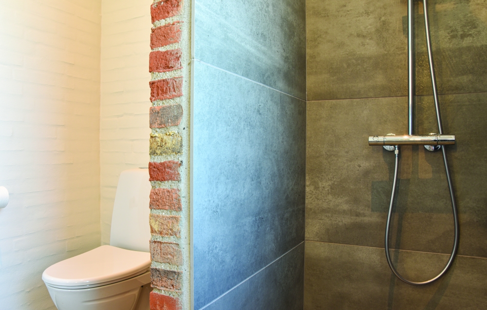 Im Luxusferienhaus Nr. 607 für 18 Personen gibt es Bad mit Dusche.