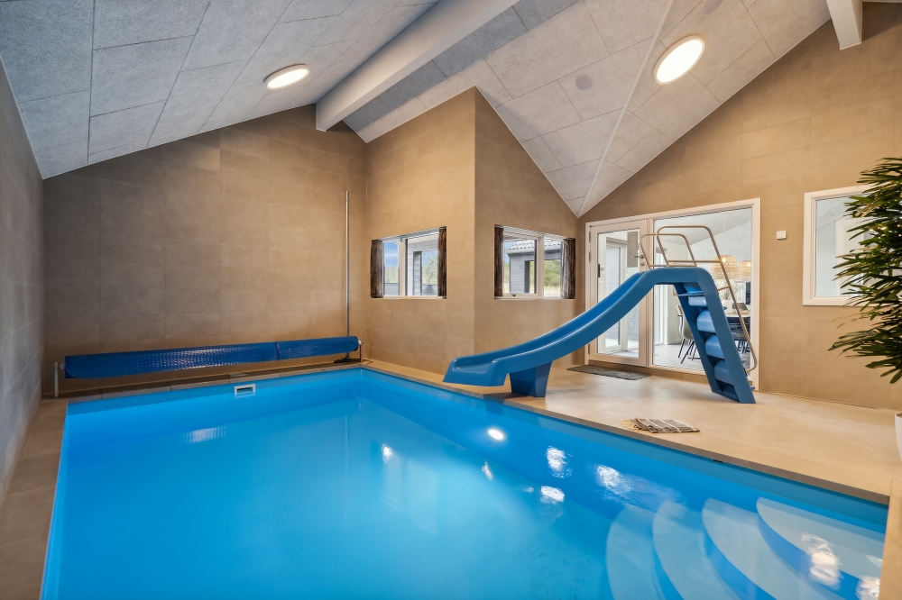 Das Ferienhaus 610 hat einen schicken Poolbereich mit Wasserrutsche, einem geräumigen, eingelassenen Whirlpool und einer Sauna.