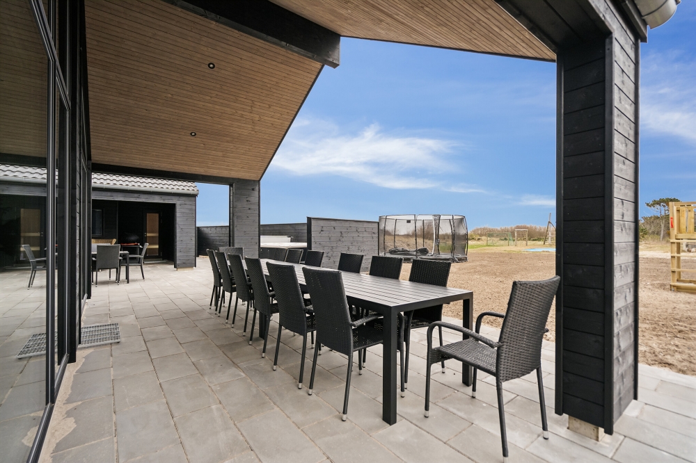 Genießen Sie einen Grillabend auf der Terrasse des Luxusferienhauses Nr. 610 in Westjütland