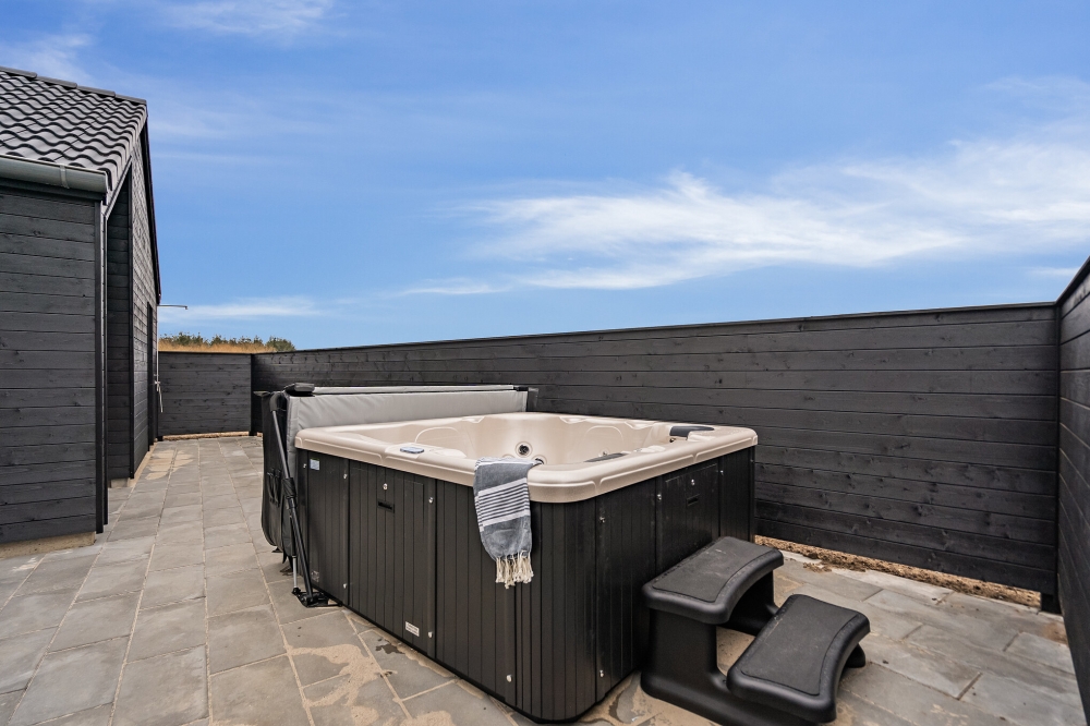 Genießen Sie den warmen Whirlpool im Luxusferienhaus Nr. 610 in Westjütland