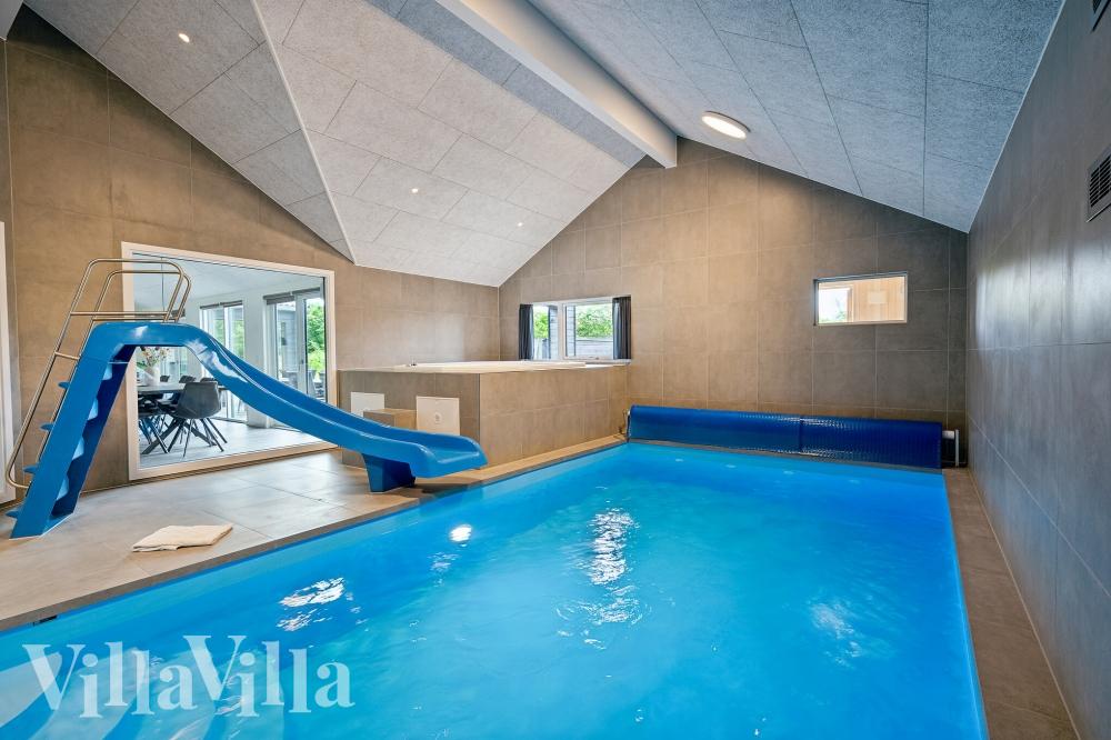 Das Ferienhaus 611 hat einen schicken Poolbereich mit Wasserrutsche, einem geräumigen, eingelassenen Whirlpool und einer Sauna.
