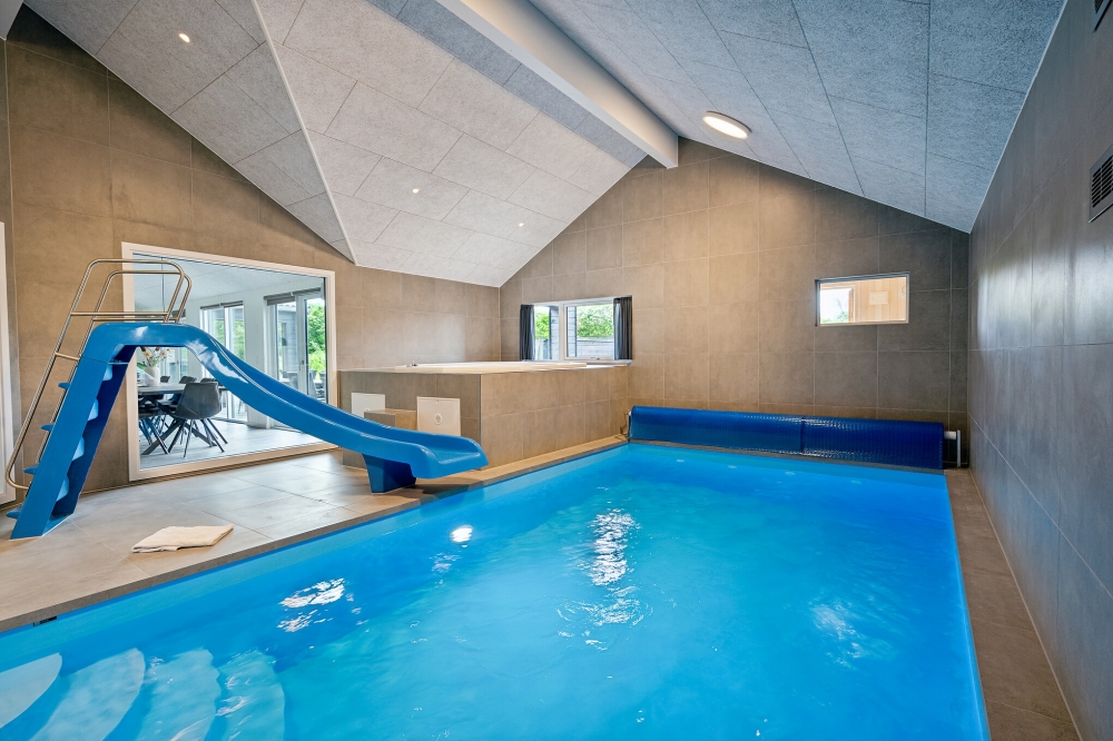 Das Ferienhaus 611 hat einen schicken Poolbereich mit Wasserrutsche, einem geräumigen, eingelassenen Whirlpool und einer Sauna.