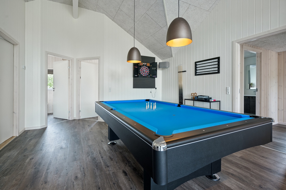 Neben den vielen schönen Stunden, die man im Poolbereich des Hauses verbringen kann, bietet das Luxusferienhaus 611 auch Spielevergnügen bei Billard/Tischtennis und Darts