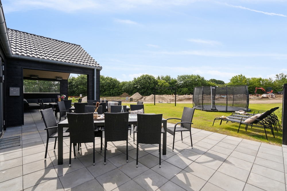 Genießen Sie einen Grillabend auf der Terrasse des Luxusferienhauses Nr. 611 in Südjütland
