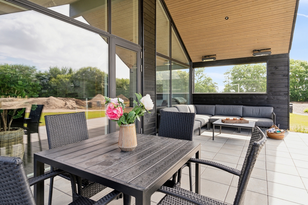 Auf der Terrasse des Ferienhauses Nr. 611 ist Platz für 20 Personen.