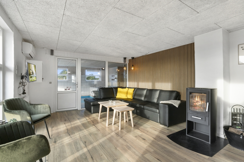 Die Couch im Luxusferienhaus Nr. 613 in Westjütland lädt zu Gesellschaftsspielen oder zu Kinoabenden ein.