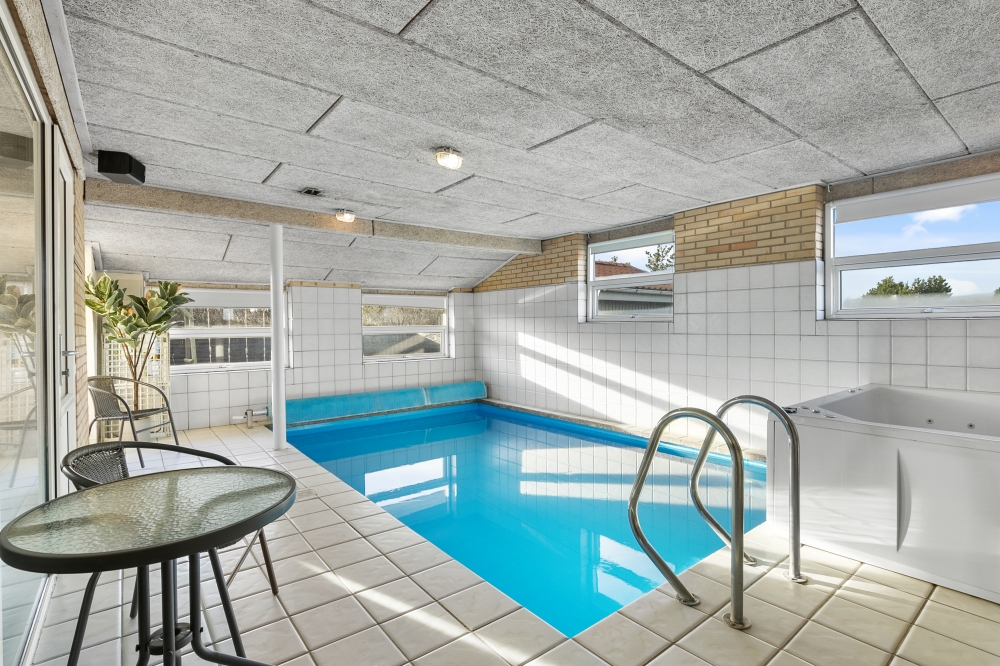 Genießen Sie den warmen Whirlpool im Luxusferienhaus Nr. 613 in Westjütland