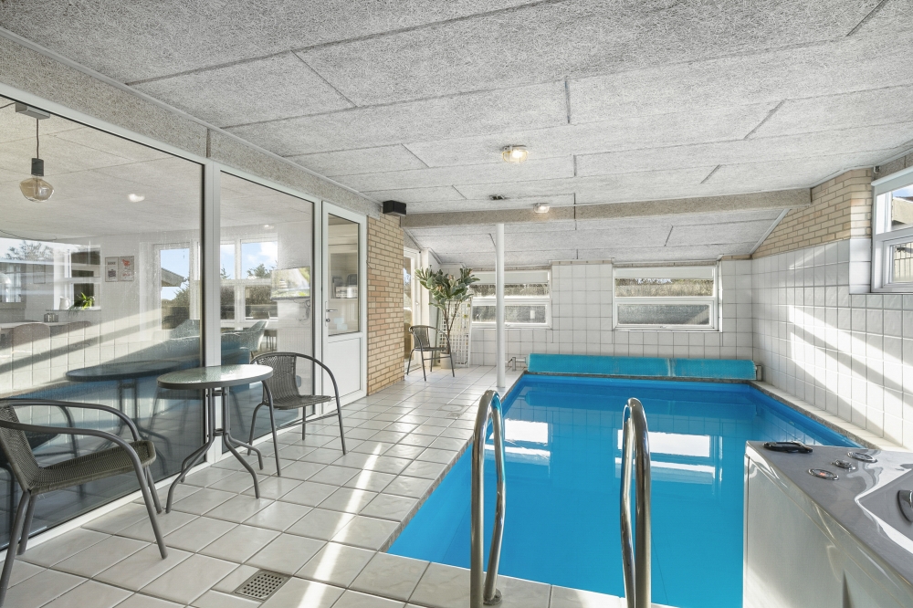 Das Ferienhaus 613 hat einen schicken Poolbereich mit Wasserrutsche, einem geräumigen, eingelassenen Whirlpool und einer Sauna.
