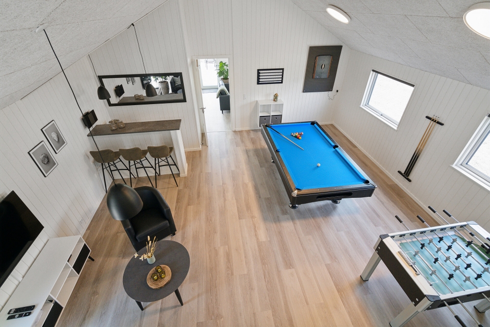 Neben den vielen schönen Stunden, die man im Poolbereich des Hauses verbringen kann, bietet das Luxusferienhaus 614 auch Spielevergnügen bei Billard/Tischtennis und Darts