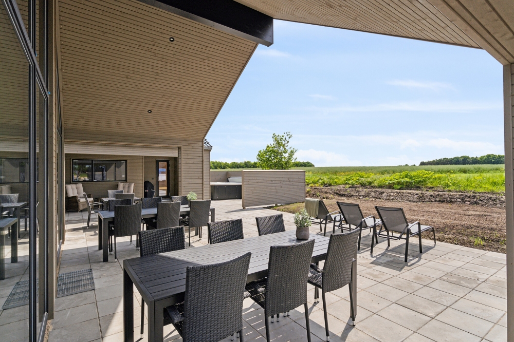 Genießen Sie einen Grillabend auf der Terrasse des Luxusferienhauses Nr. 614 in Fünen und seine Inseln