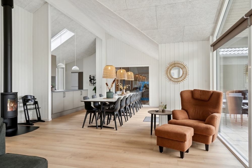 Der Aufenthaltsraum bietet Platz für 16 Personen, wenn ihr das Ferienhaus 616 in Fünen und seine Inseln besucht.