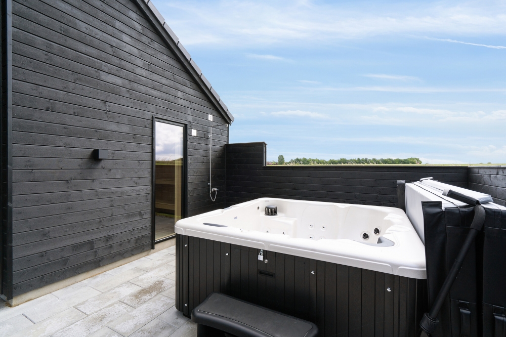 Genießen Sie den warmen Whirlpool im Luxusferienhaus Nr. 616 in Fünen und seine Inseln