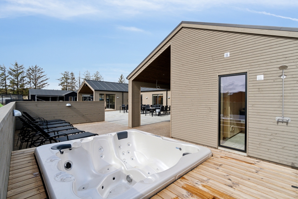 Genießen Sie den warmen Whirlpool im Luxusferienhaus Nr. 619 in Nordjütland