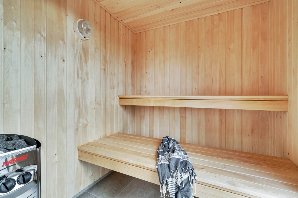 Genießen Sie die heiße Sauna im Luxusferienhaus Nr. 621 für 16 Personen