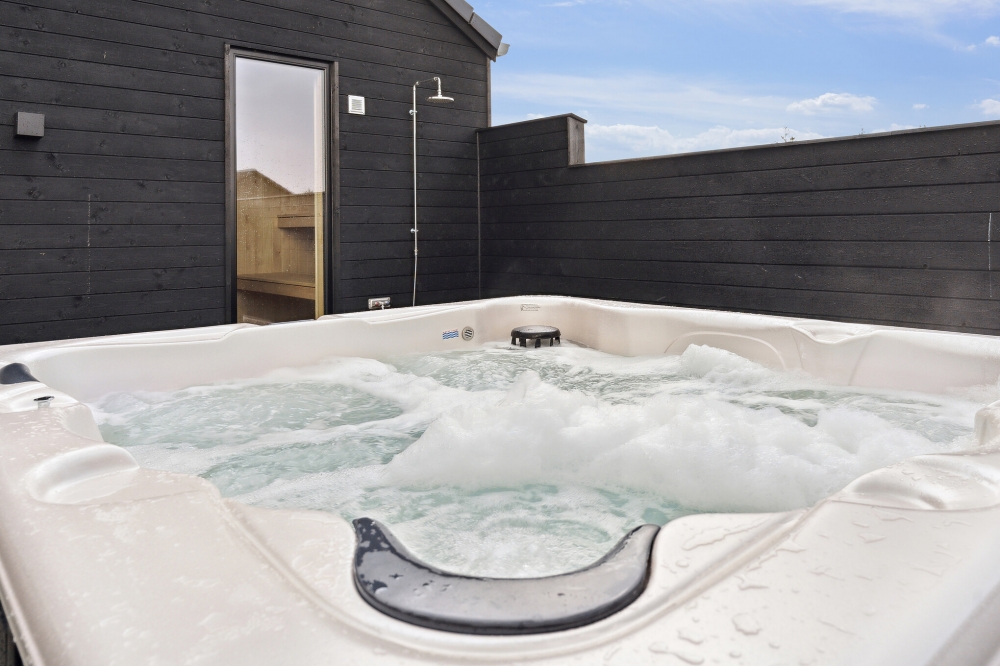 Genießen Sie den warmen Whirlpool im Luxusferienhaus Nr. 621 in Bornholm