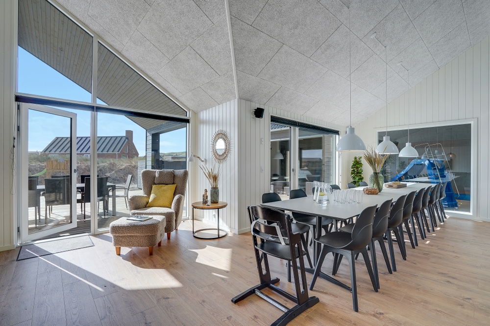 Der große, lichtdurchflutete Aufenthaltsraum im Luxusferienhaus Nr. 622 für 18.