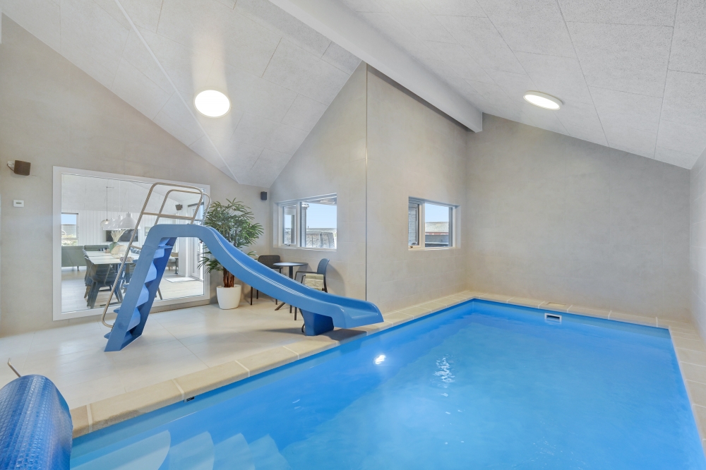 Das Ferienhaus 622 hat einen schicken Poolbereich mit Wasserrutsche, einem geräumigen, eingelassenen Whirlpool und einer Sauna.