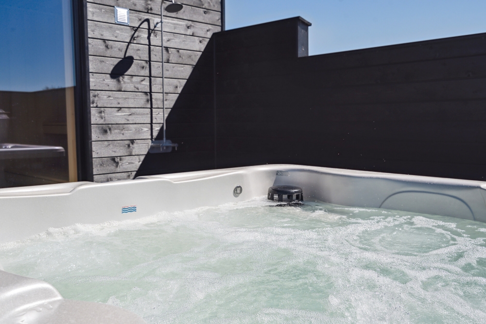 Genießen Sie den warmen Whirlpool im Luxusferienhaus Nr. 622 in Bornholm