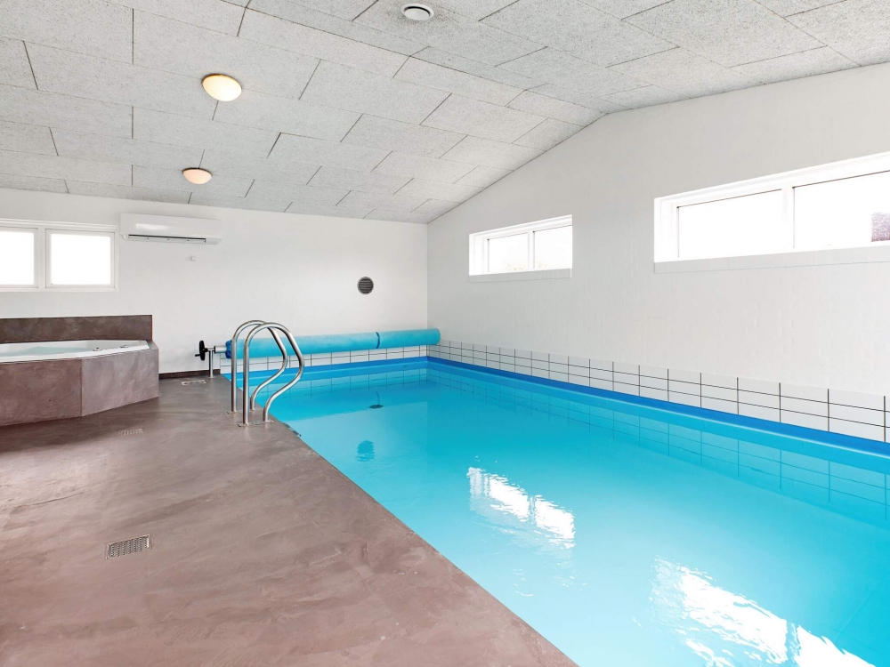 Das Ferienhaus 626 hat einen schicken Poolbereich mit Wasserrutsche, einem geräumigen, eingelassenen Whirlpool und einer Sauna.