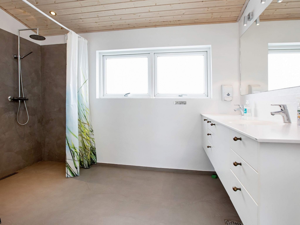 Eines der Badezimmer im Luxusferienhaus Nr. 626