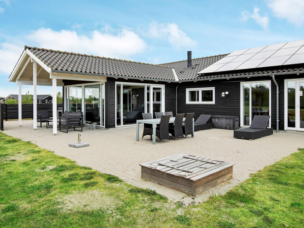 Auf der Terrasse des Ferienhauses Nr. 626 ist Platz für 14 Personen.