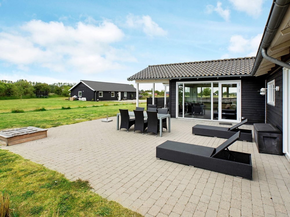 Genießen Sie einen Grillabend auf der Terrasse des Luxusferienhauses Nr. 626 in Lolland/Falster/Mön