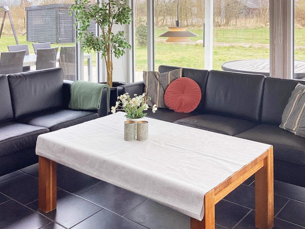 Die Couch im Luxusferienhaus Nr. 626 in Lolland/Falster/Mön lädt zu Gesellschaftsspielen oder zu Kinoabenden ein.