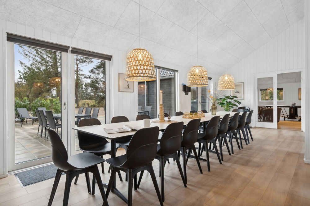 Hüpft im Luxusferienhaus Nr. 627 in Westjütland in den Pool.
